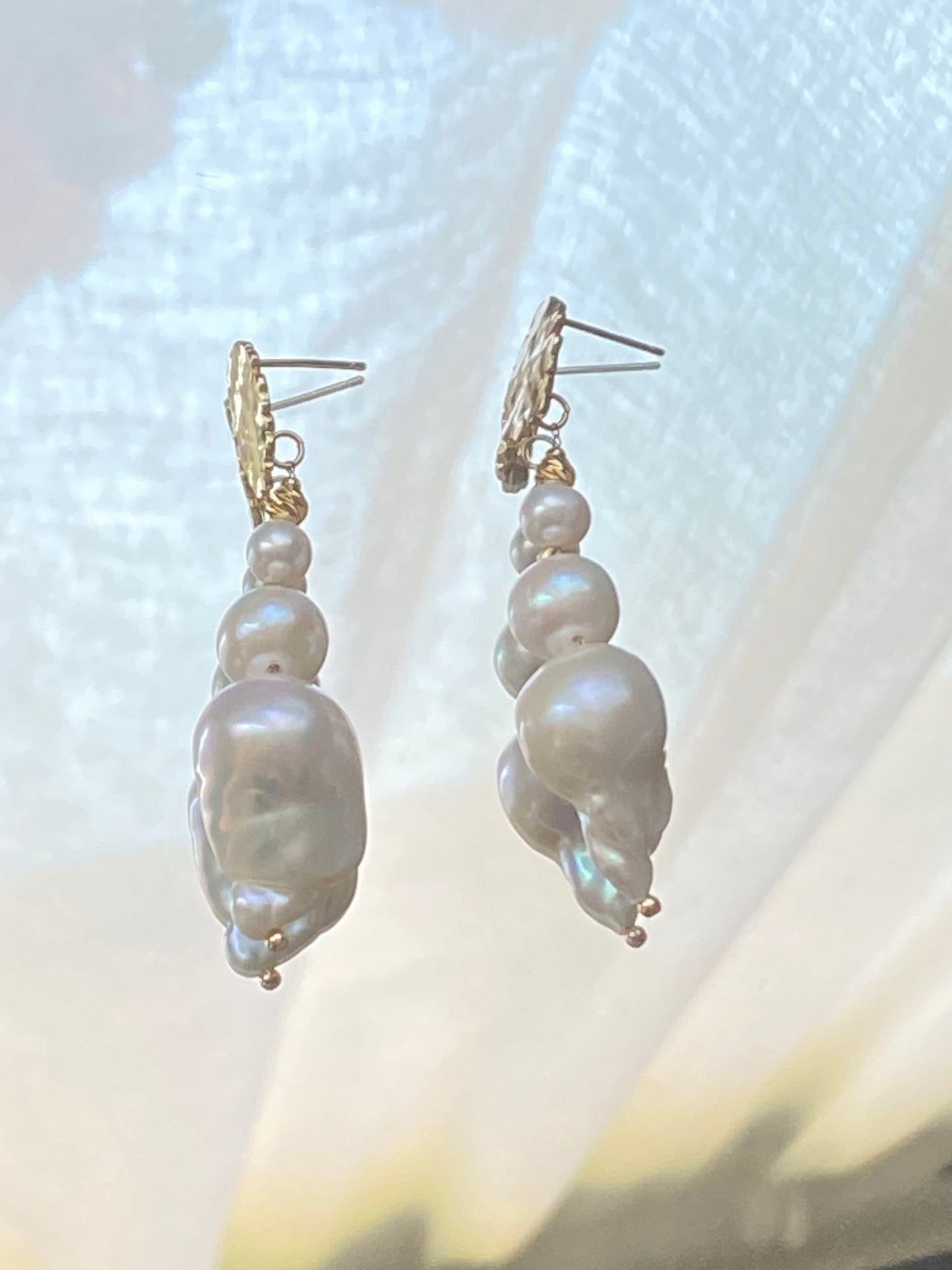 Large baroque pearl earrings/Flameball white pearl/Freshwater pearl/Dangling earrings/dangle earrings /Bridal Earrings