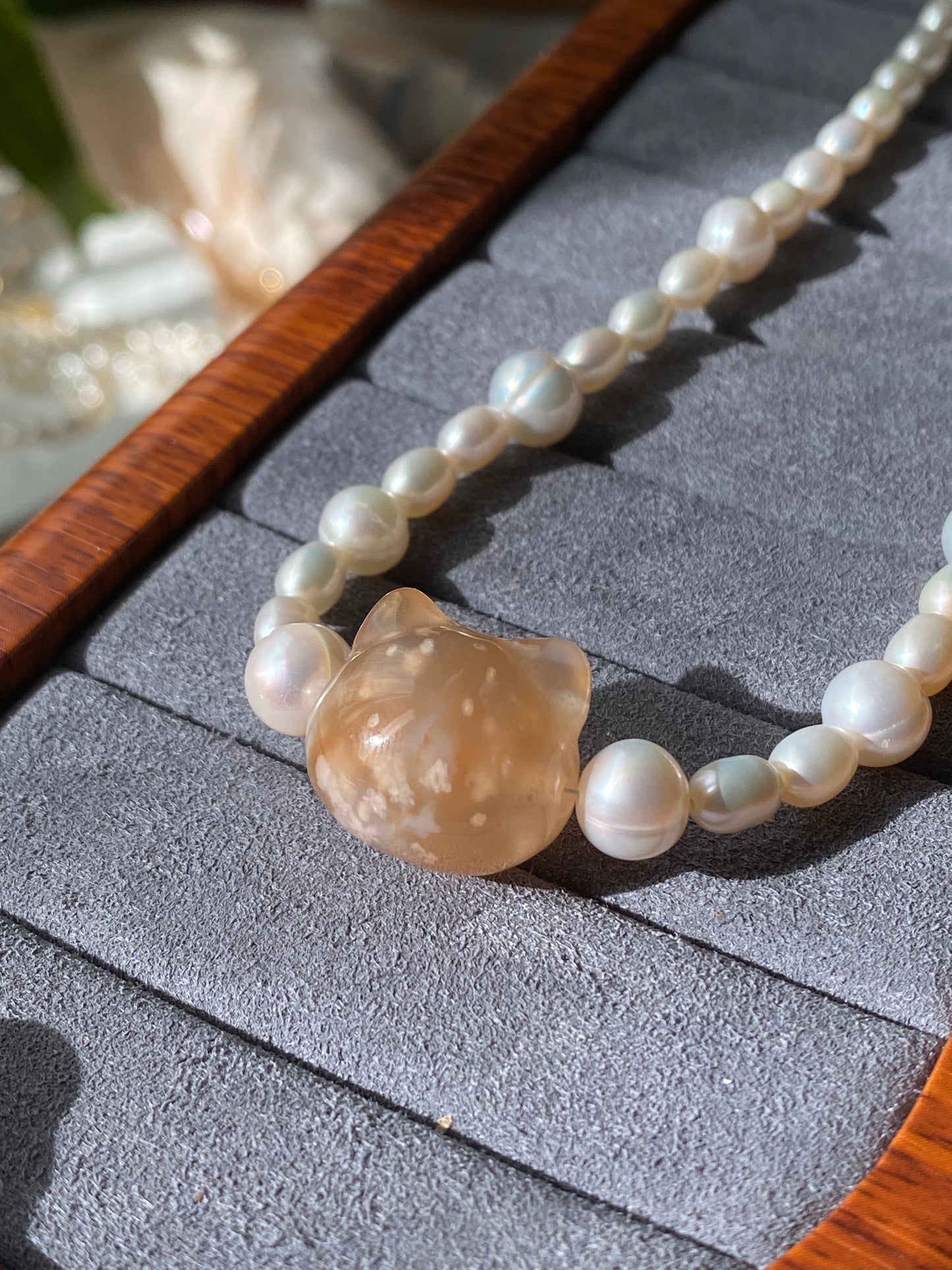 Natural handcraft flower agate kitty cat head with freshwater pearl necklace-Unique Gemstone Elegance