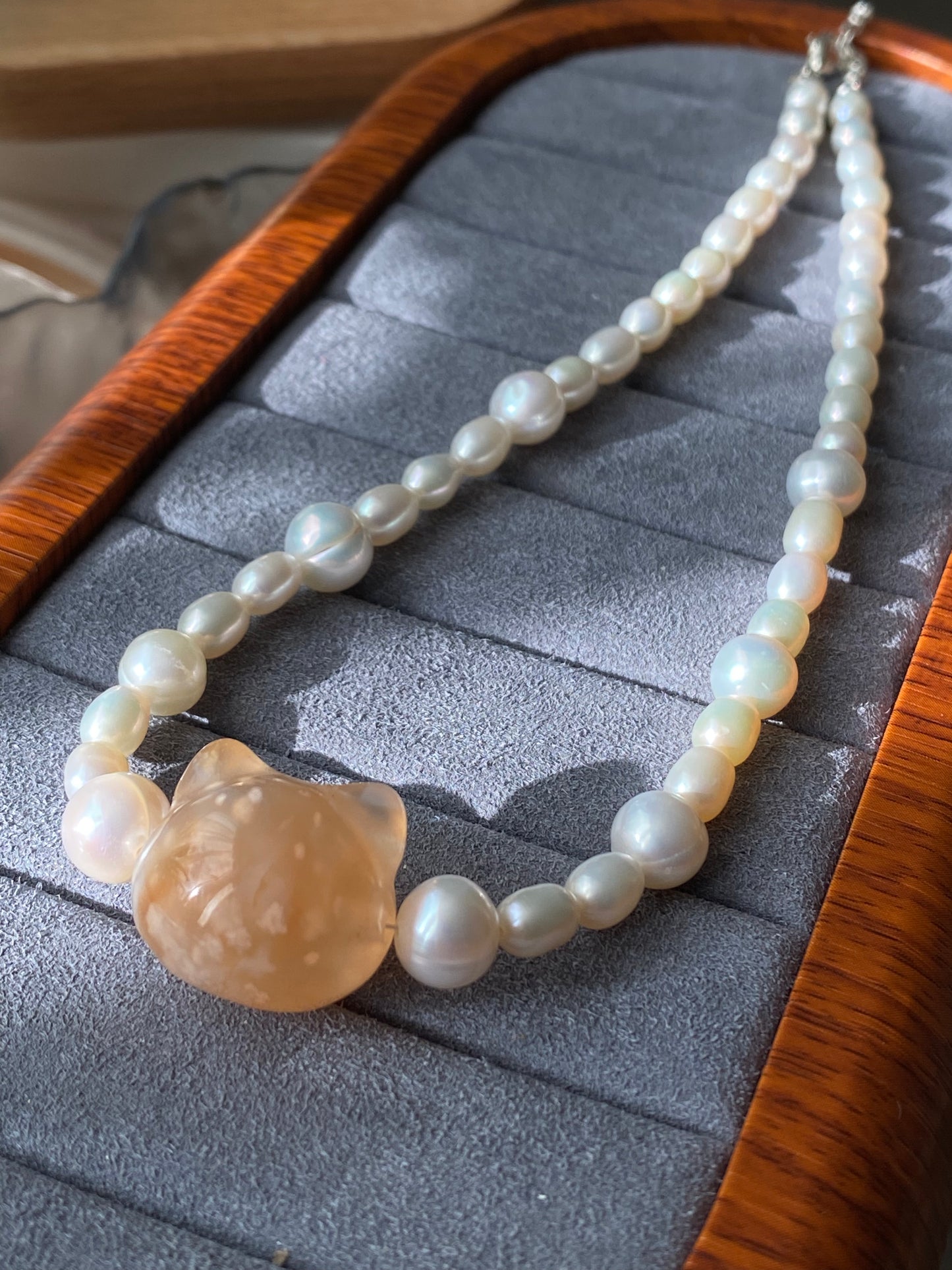 Natural handcraft flower agate kitty cat head with freshwater pearl necklace-Unique Gemstone Elegance