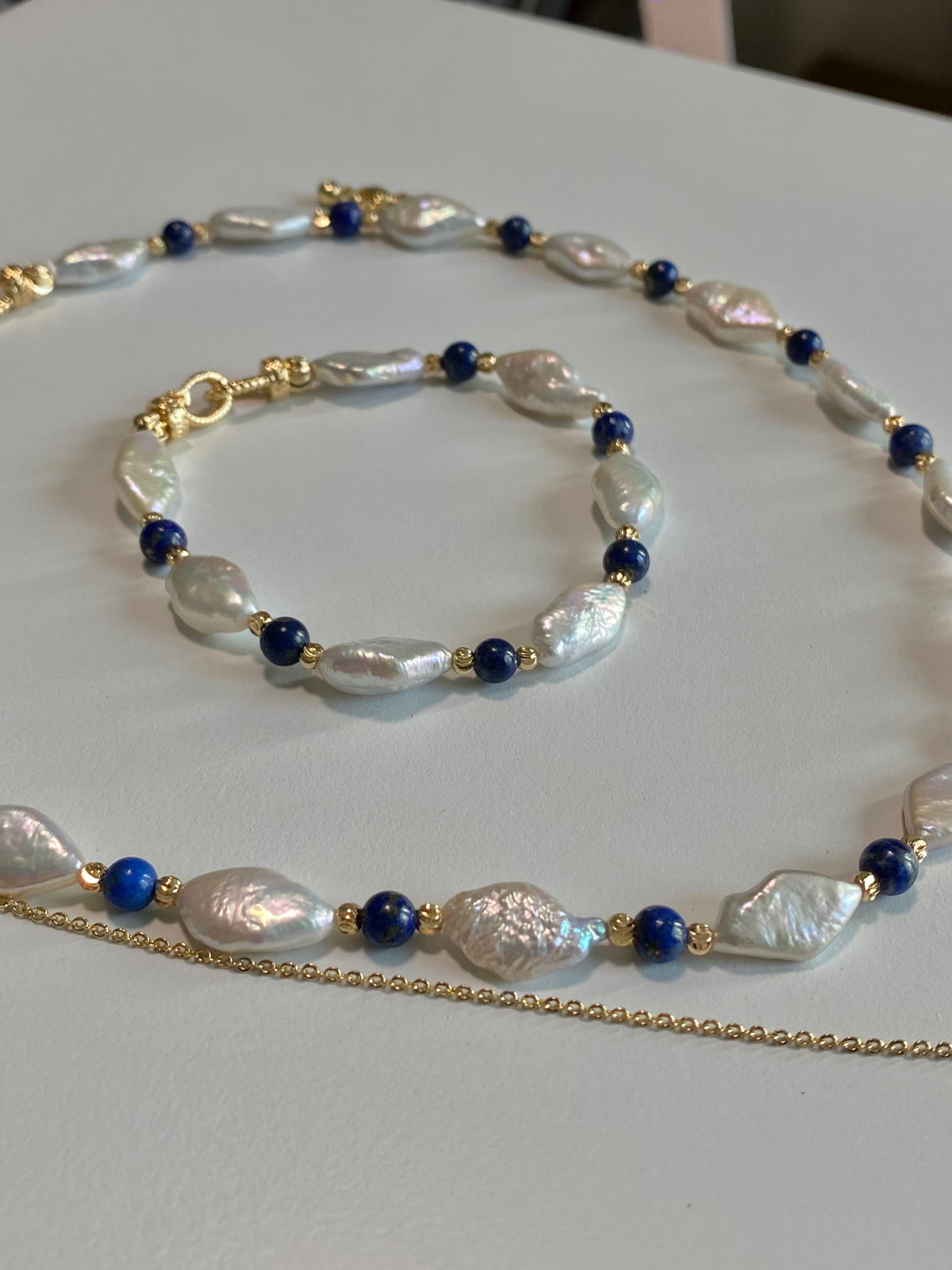 Porcelain Harmony: Unisex Gold-Set lapis lazuli & Pearl Jewelry Inspired by Ancient Art