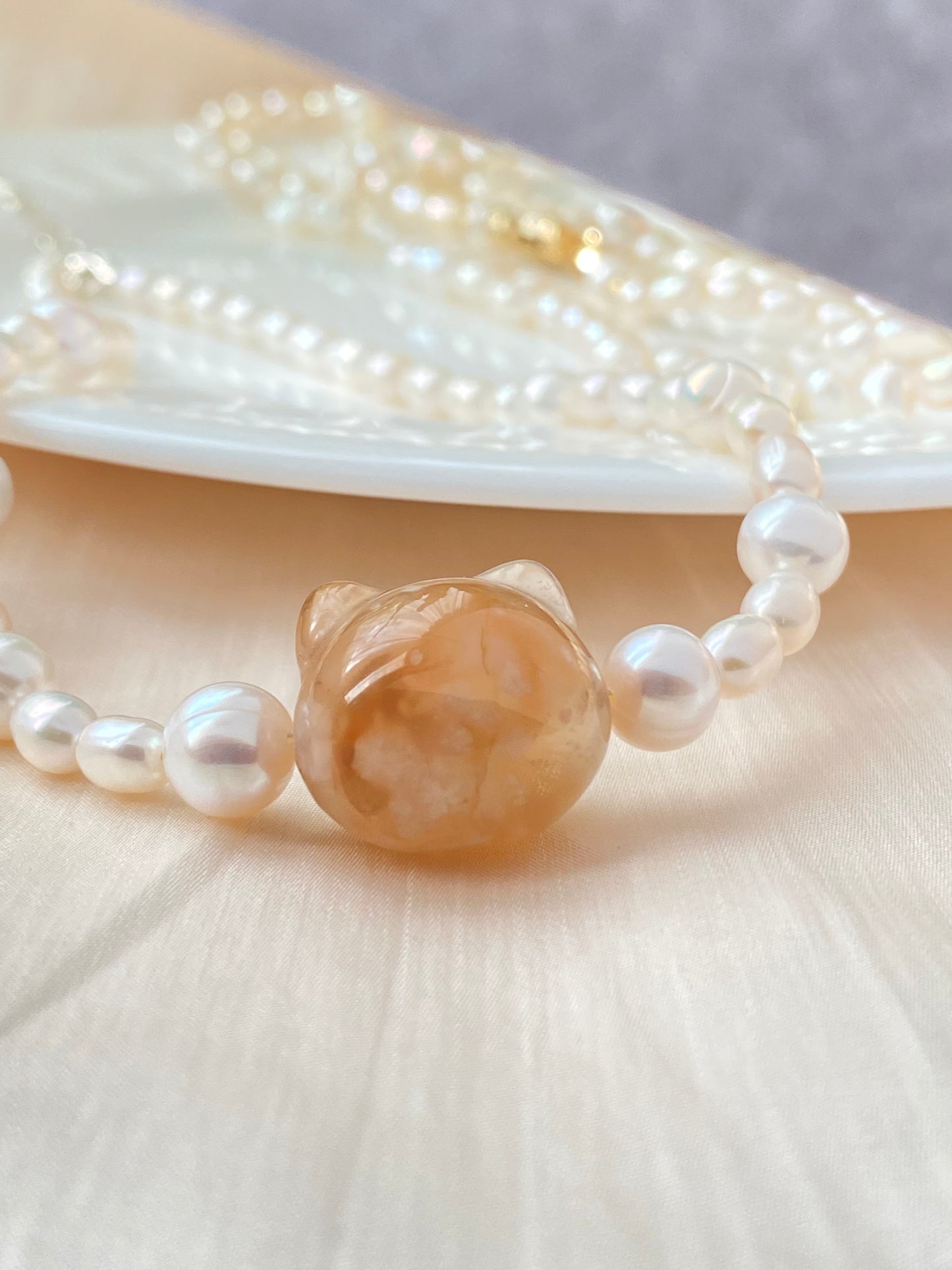 Natural handcraft flower agate kitty cat head with freshwater pearl necklace-Unique Gemstone Elegance