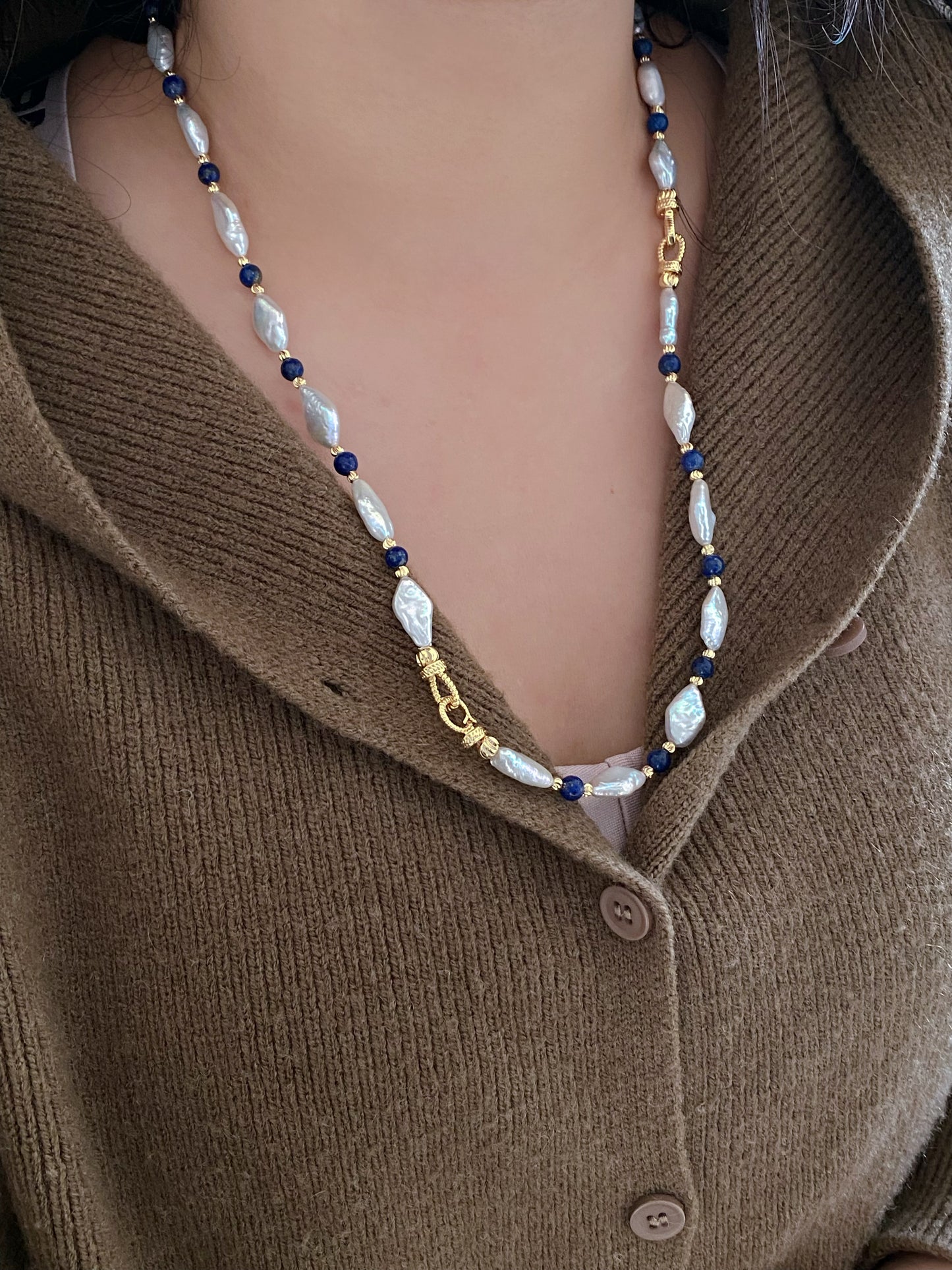 Porcelain Harmony: Unisex Gold-Set lapis lazuli & Pearl Jewelry Inspired by Ancient Art