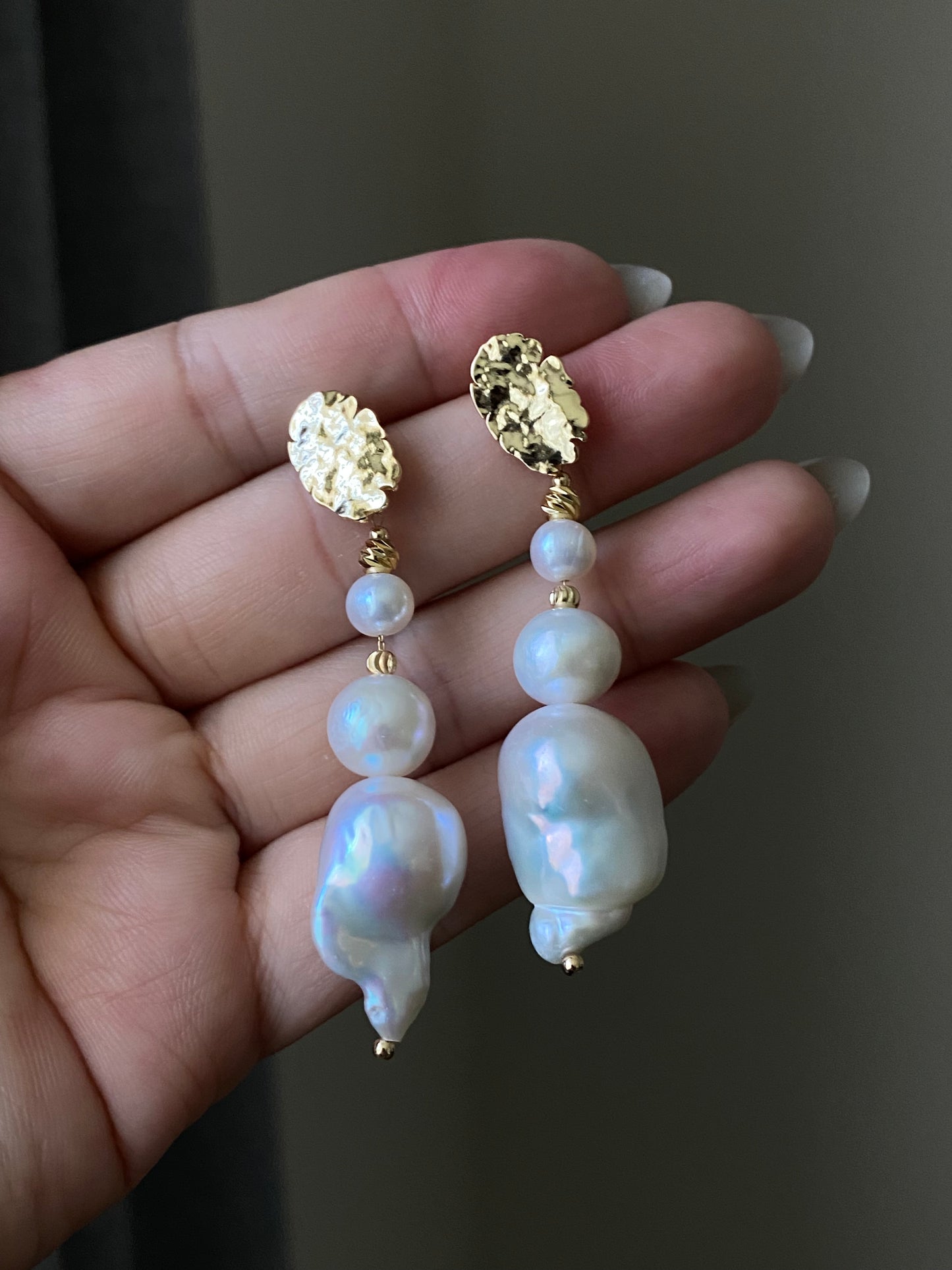 Large baroque pearl earrings/Flameball white pearl/Freshwater pearl/Dangling earrings/dangle earrings /Bridal Earrings