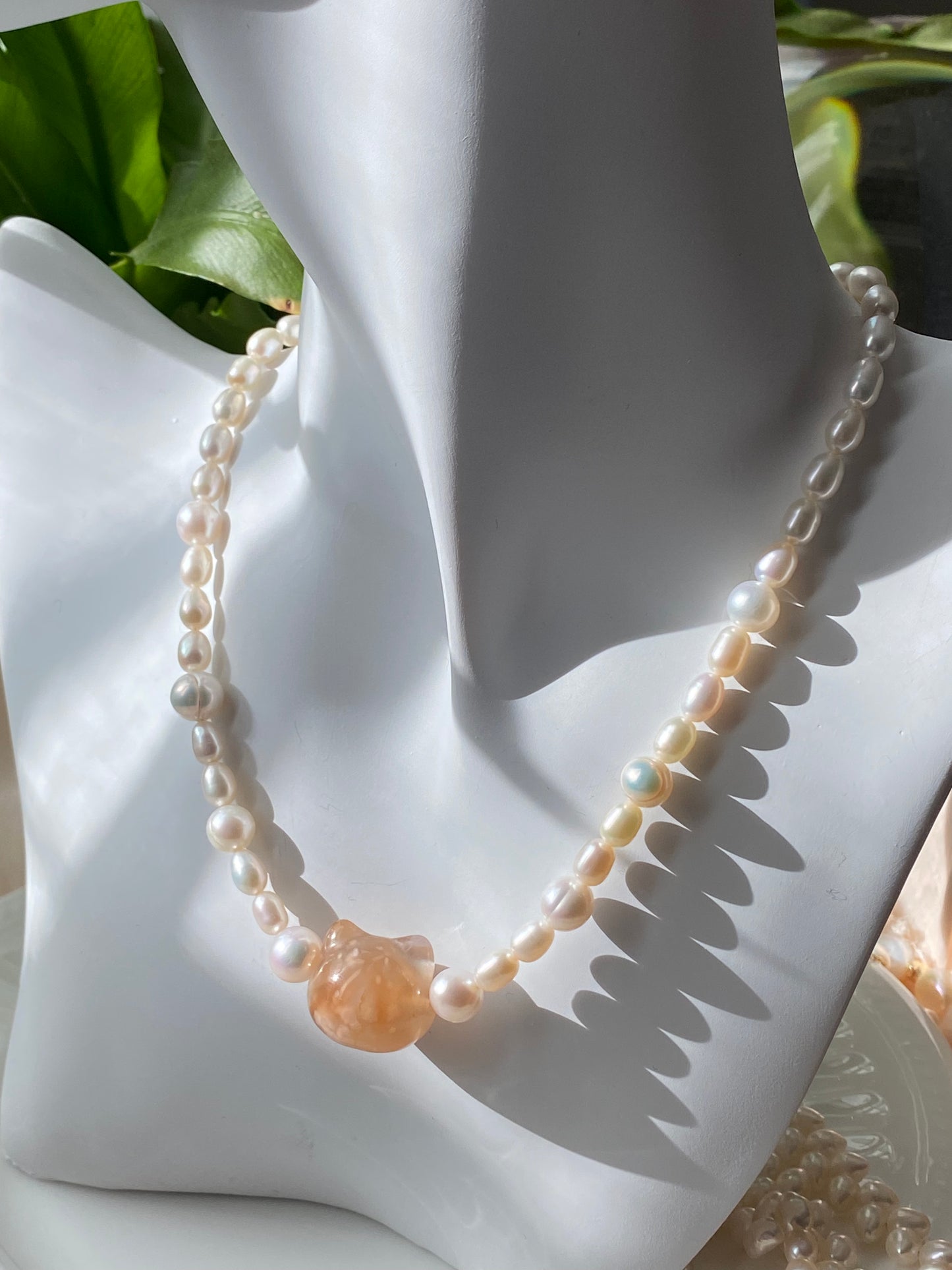 Natural handcraft flower agate kitty cat head with freshwater pearl necklace-Unique Gemstone Elegance