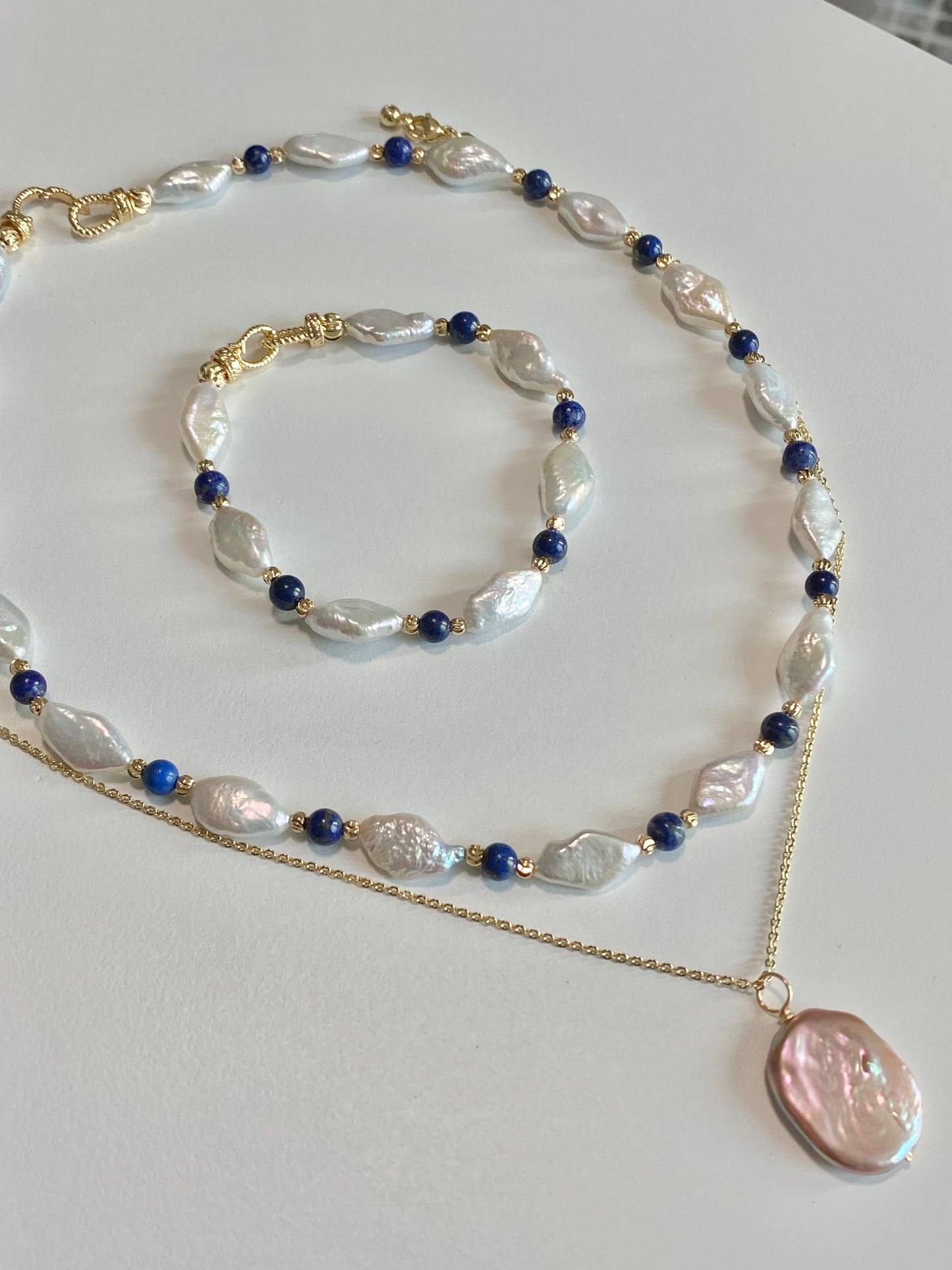 Porcelain Harmony: Unisex Gold-Set lapis lazuli & Pearl Jewelry Inspired by Ancient Art