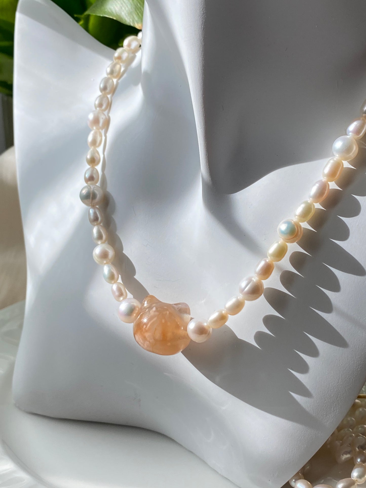 Natural handcraft flower agate kitty cat head with freshwater pearl necklace-Unique Gemstone Elegance