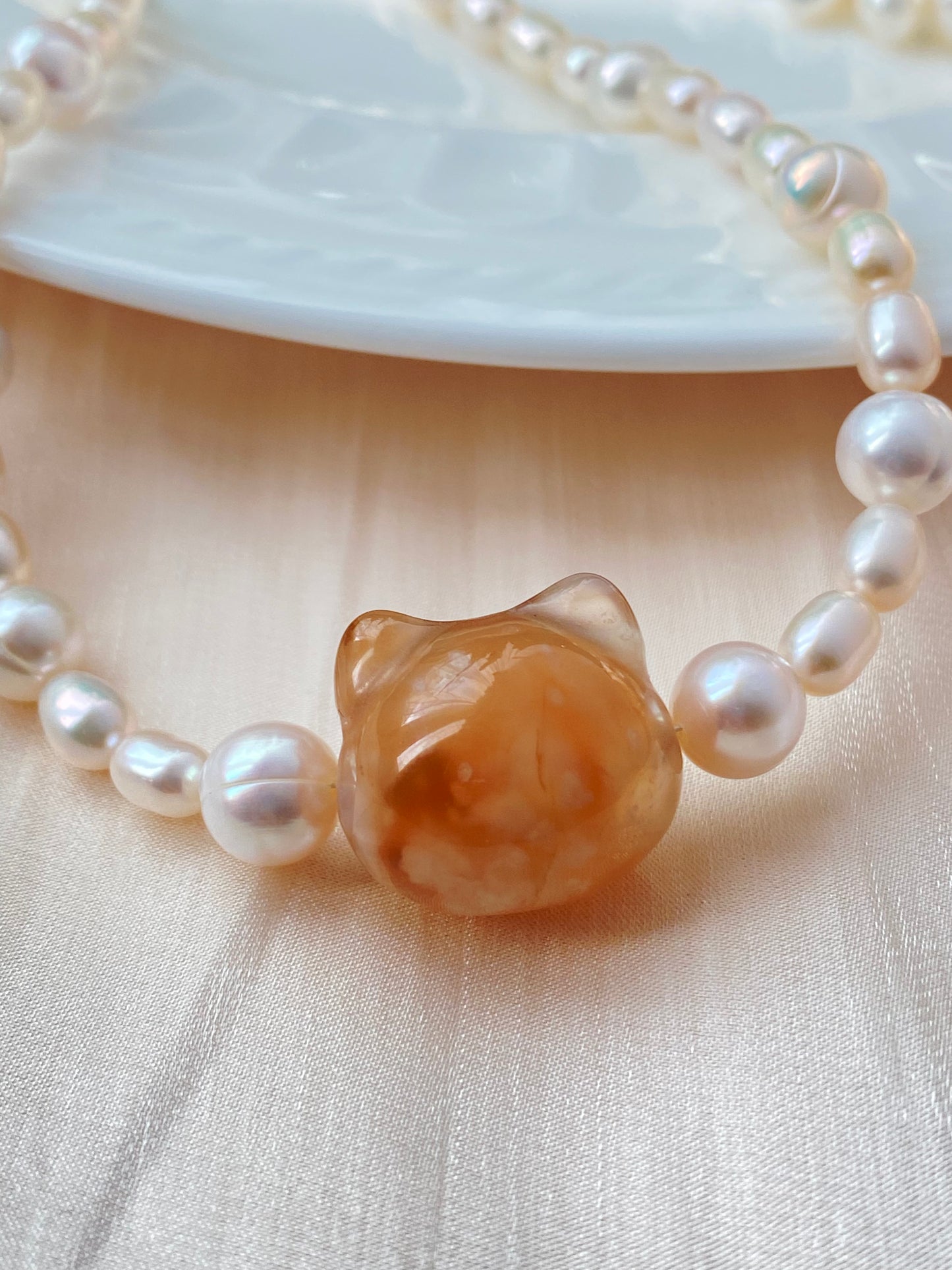 Natural handcraft flower agate kitty cat head with freshwater pearl necklace-Unique Gemstone Elegance