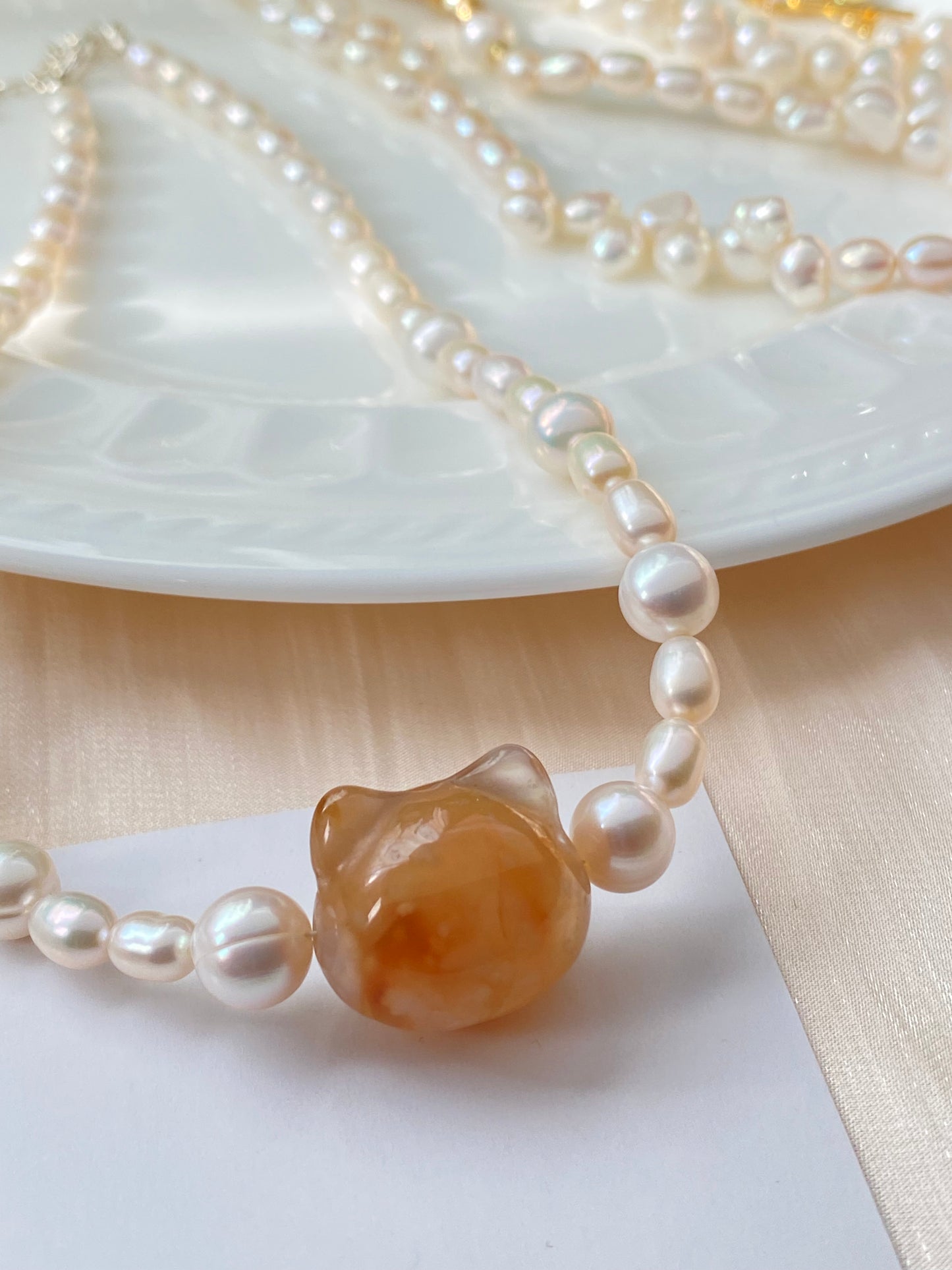 Natural handcraft flower agate kitty cat head with freshwater pearl necklace-Unique Gemstone Elegance