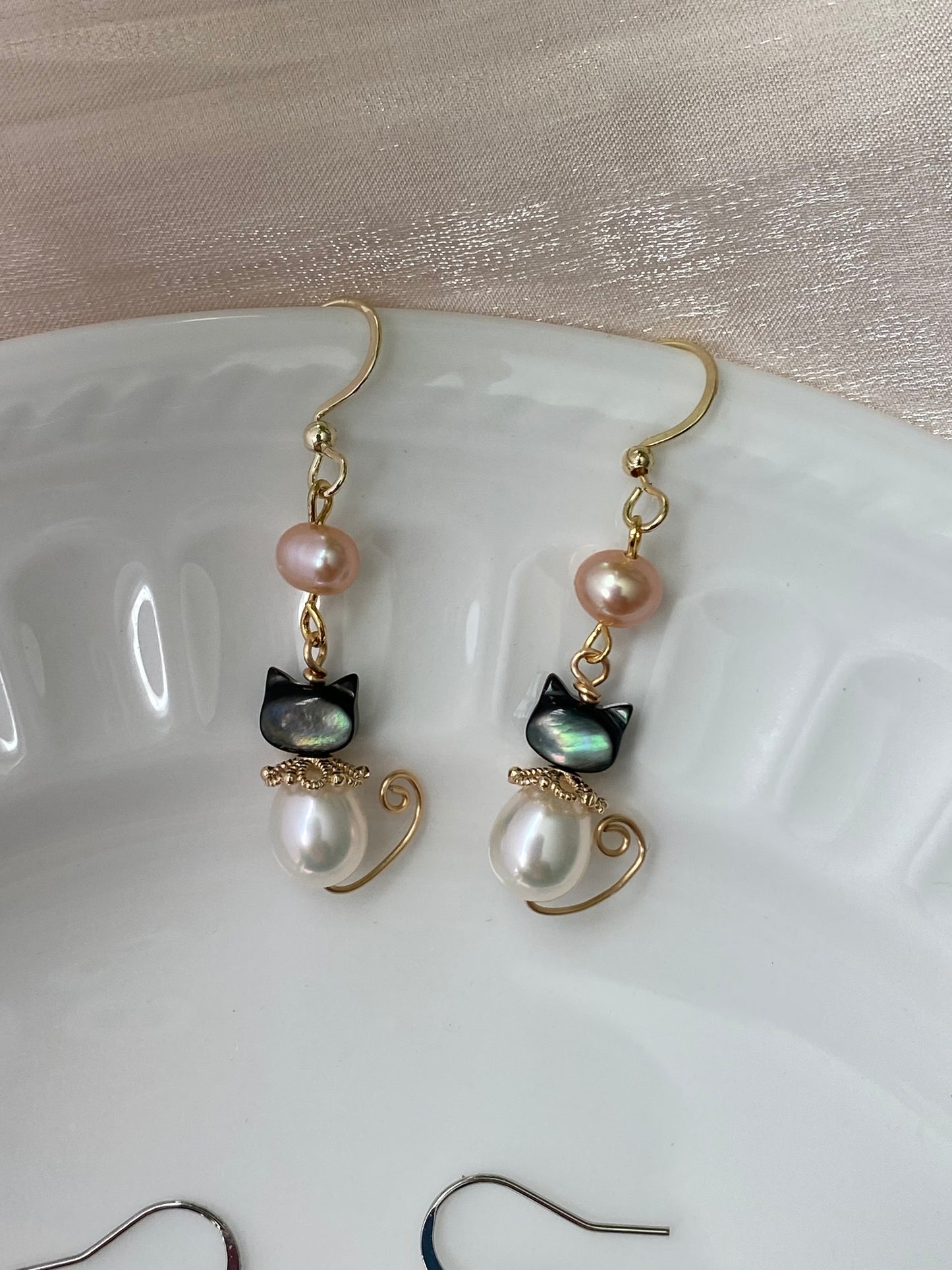 Natural freshwater pearl handmade cat bunny animal earring,gift for her,birthday gift,animal lovers gift