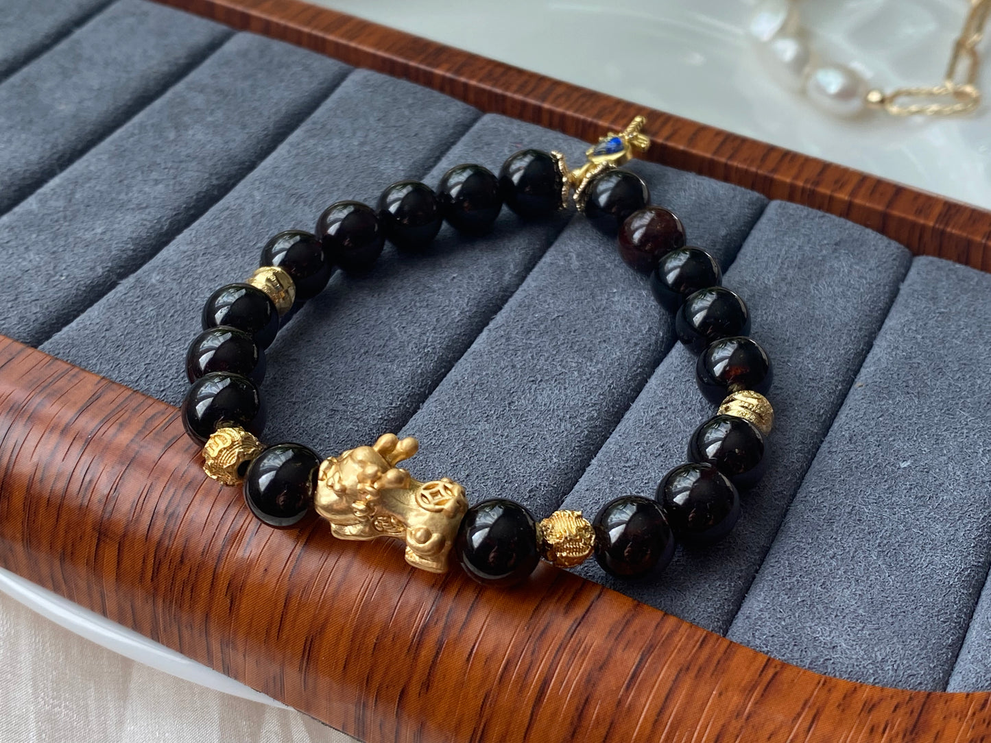 Natural garnet smooth round bead with pixiu design bracelet-bring success and money