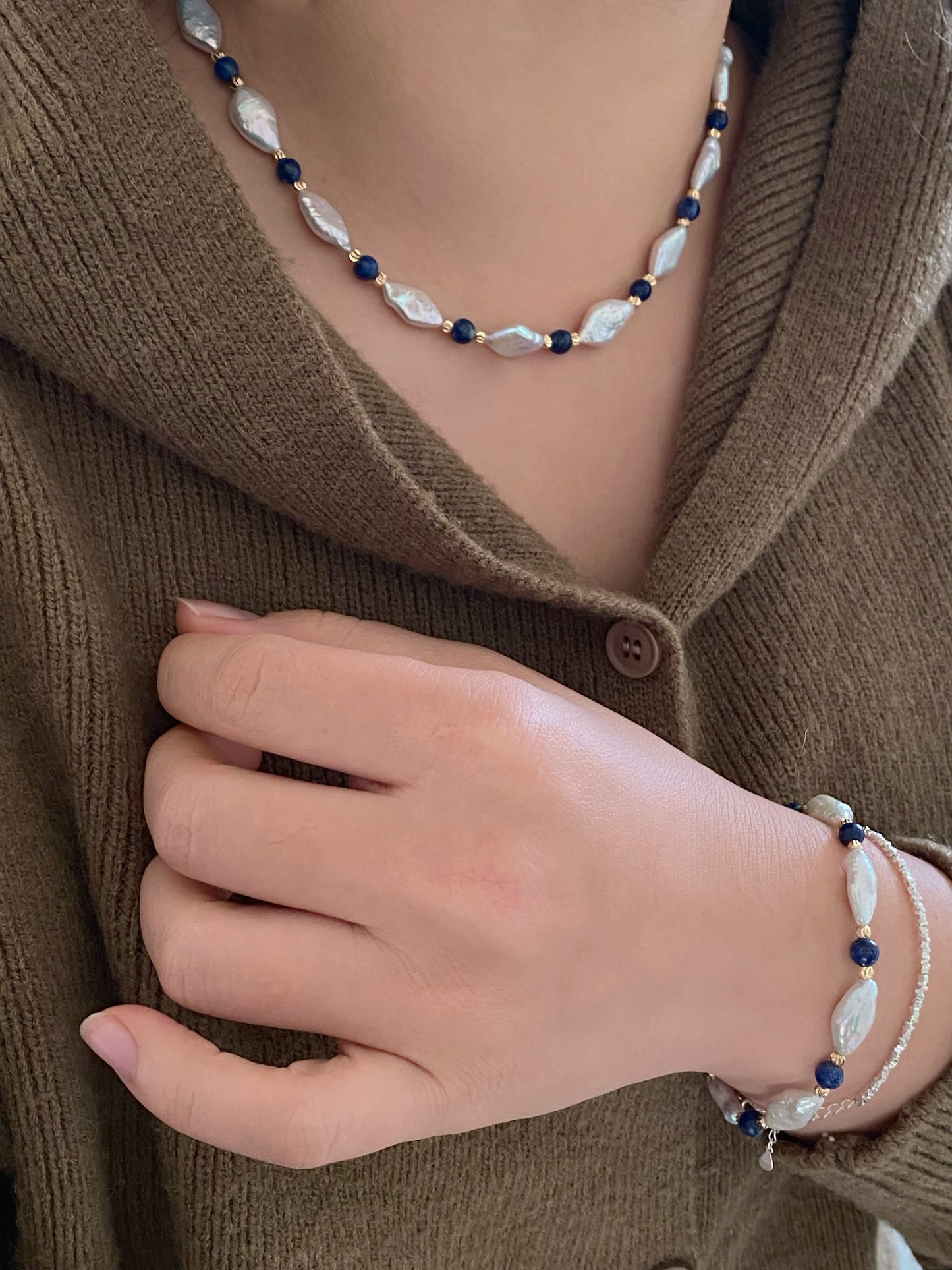 Porcelain Harmony: Unisex Gold-Set lapis lazuli & Pearl Jewelry Inspired by Ancient Art