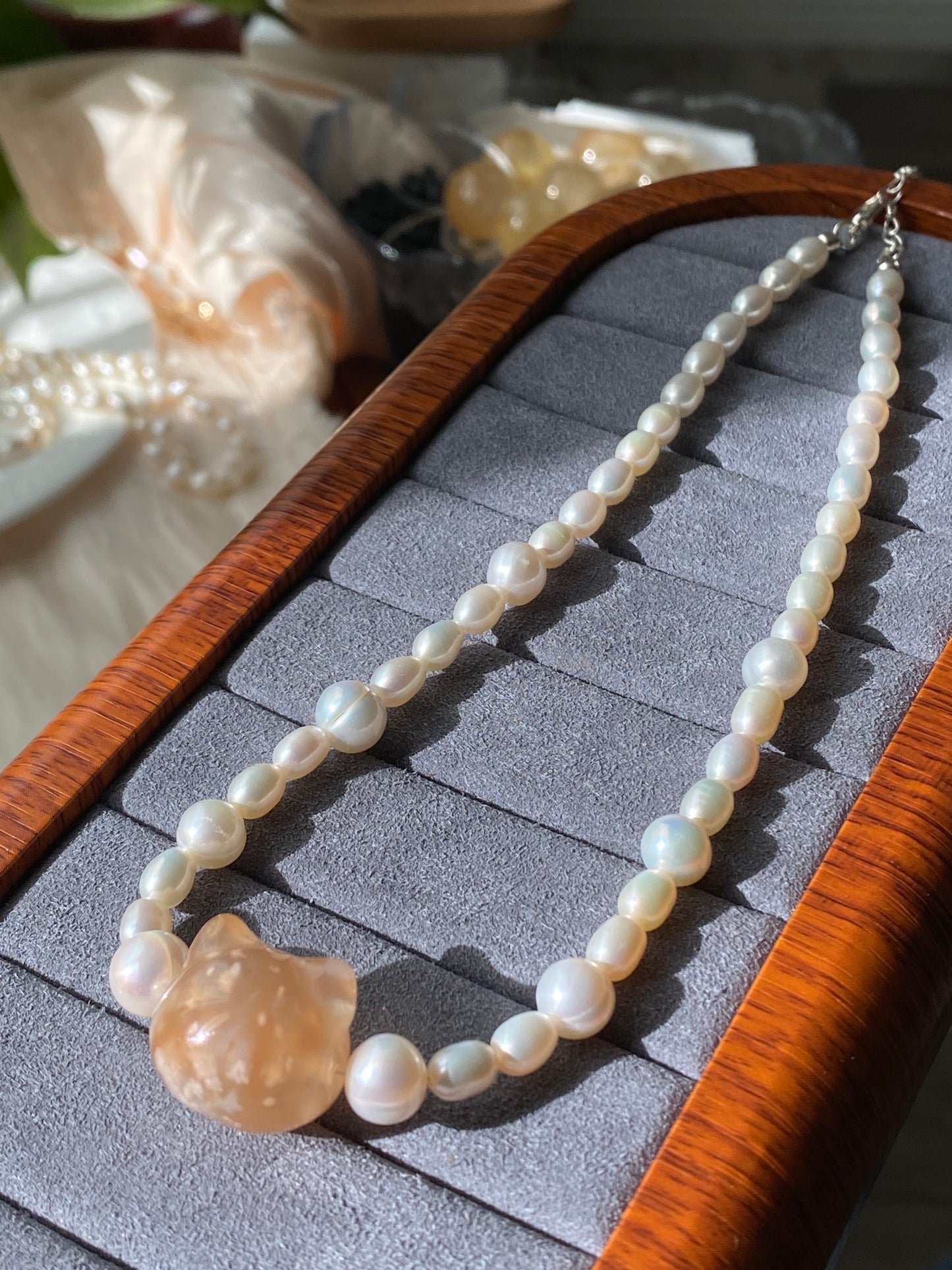 Natural handcraft flower agate kitty cat head with freshwater pearl necklace-Unique Gemstone Elegance