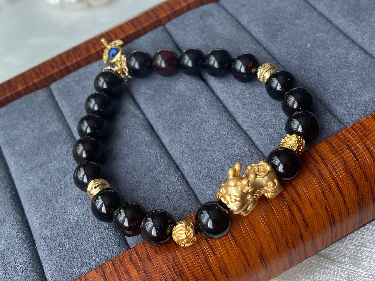 Natural garnet smooth round bead with pixiu design bracelet-bring success and money