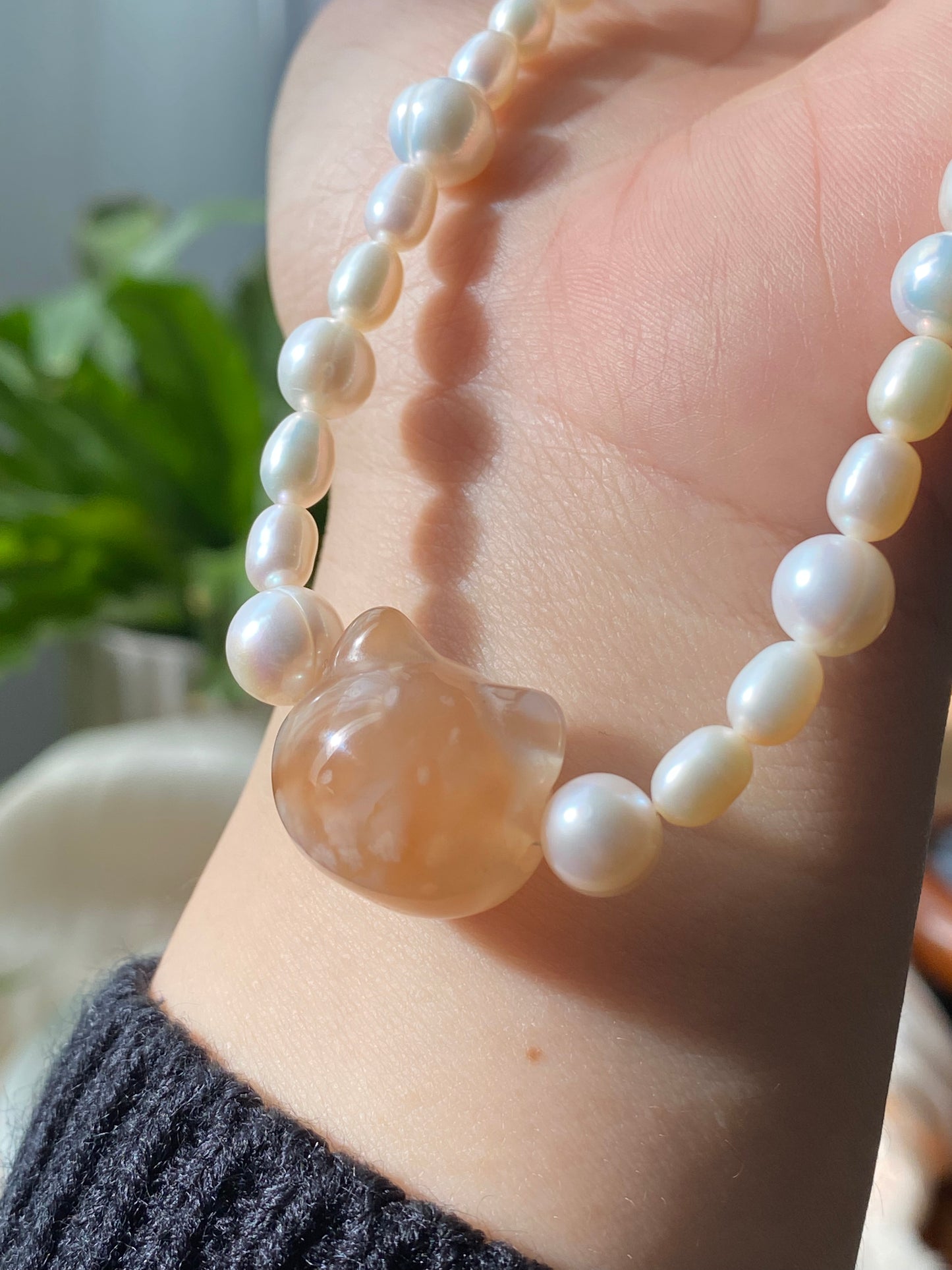 Natural handcraft flower agate kitty cat head with freshwater pearl necklace-Unique Gemstone Elegance