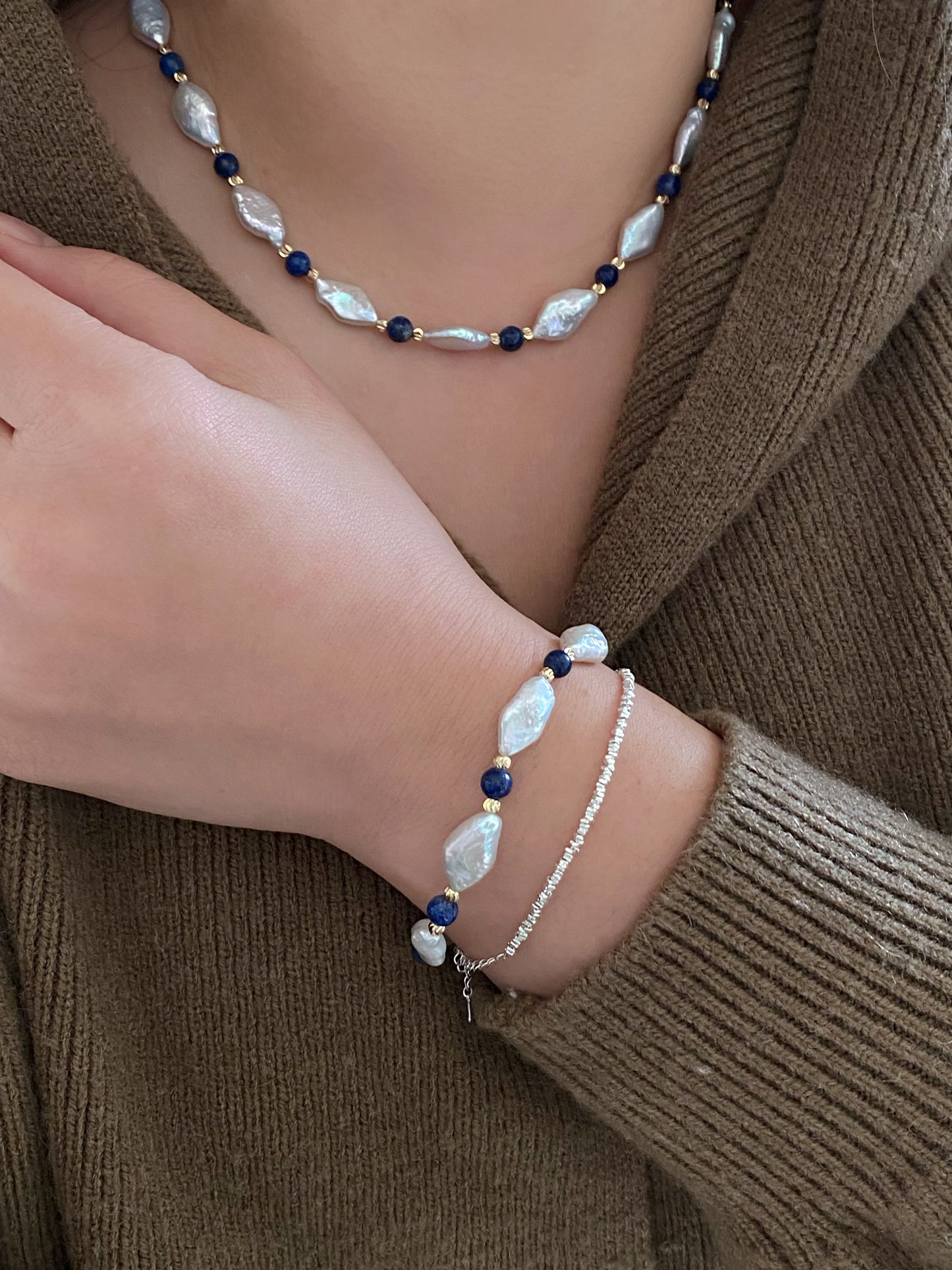 Porcelain Harmony: Unisex Gold-Set lapis lazuli & Pearl Jewelry Inspired by Ancient Art