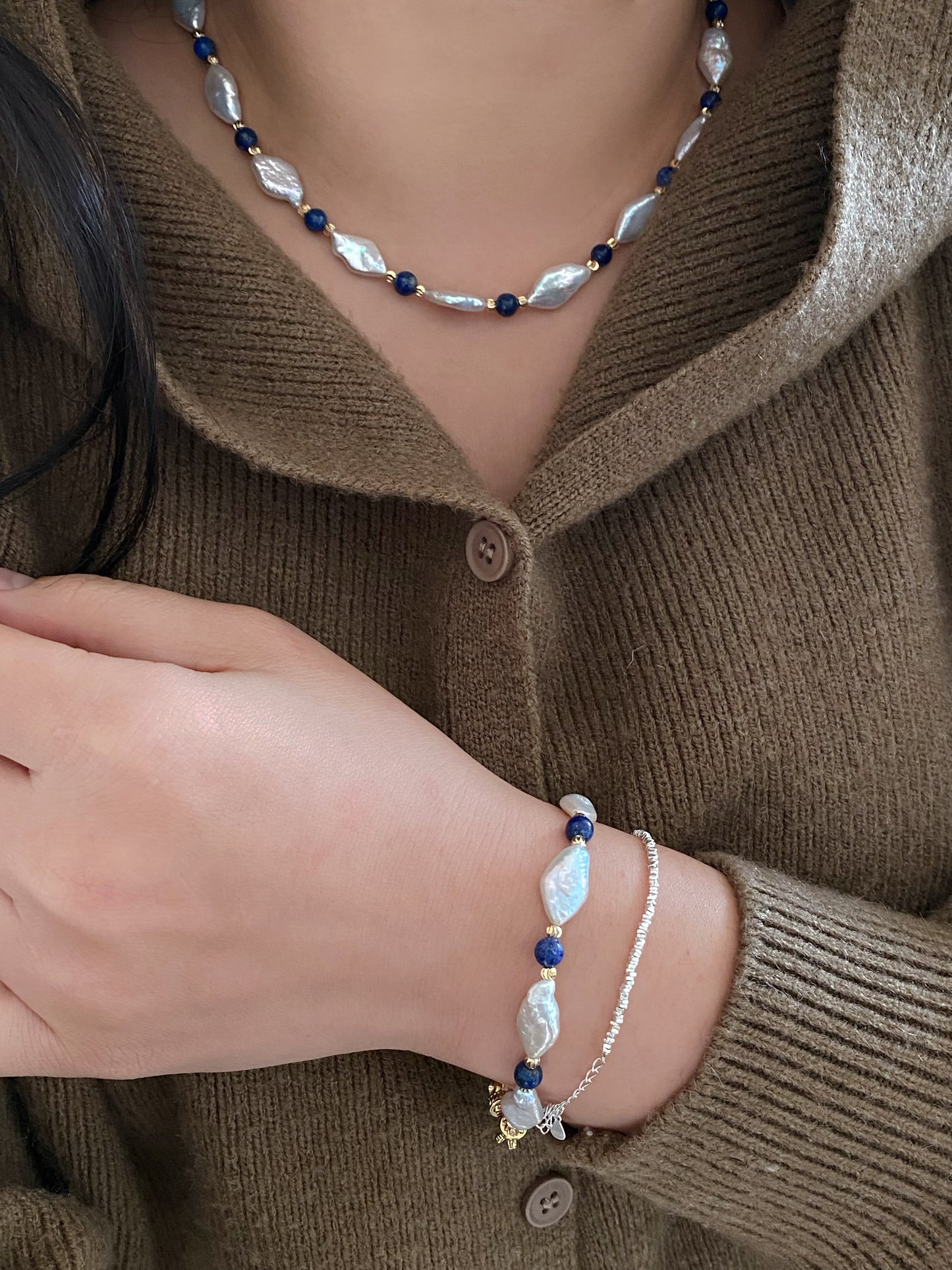 Porcelain Harmony: Unisex Gold-Set lapis lazuli & Pearl Jewelry Inspired by Ancient Art