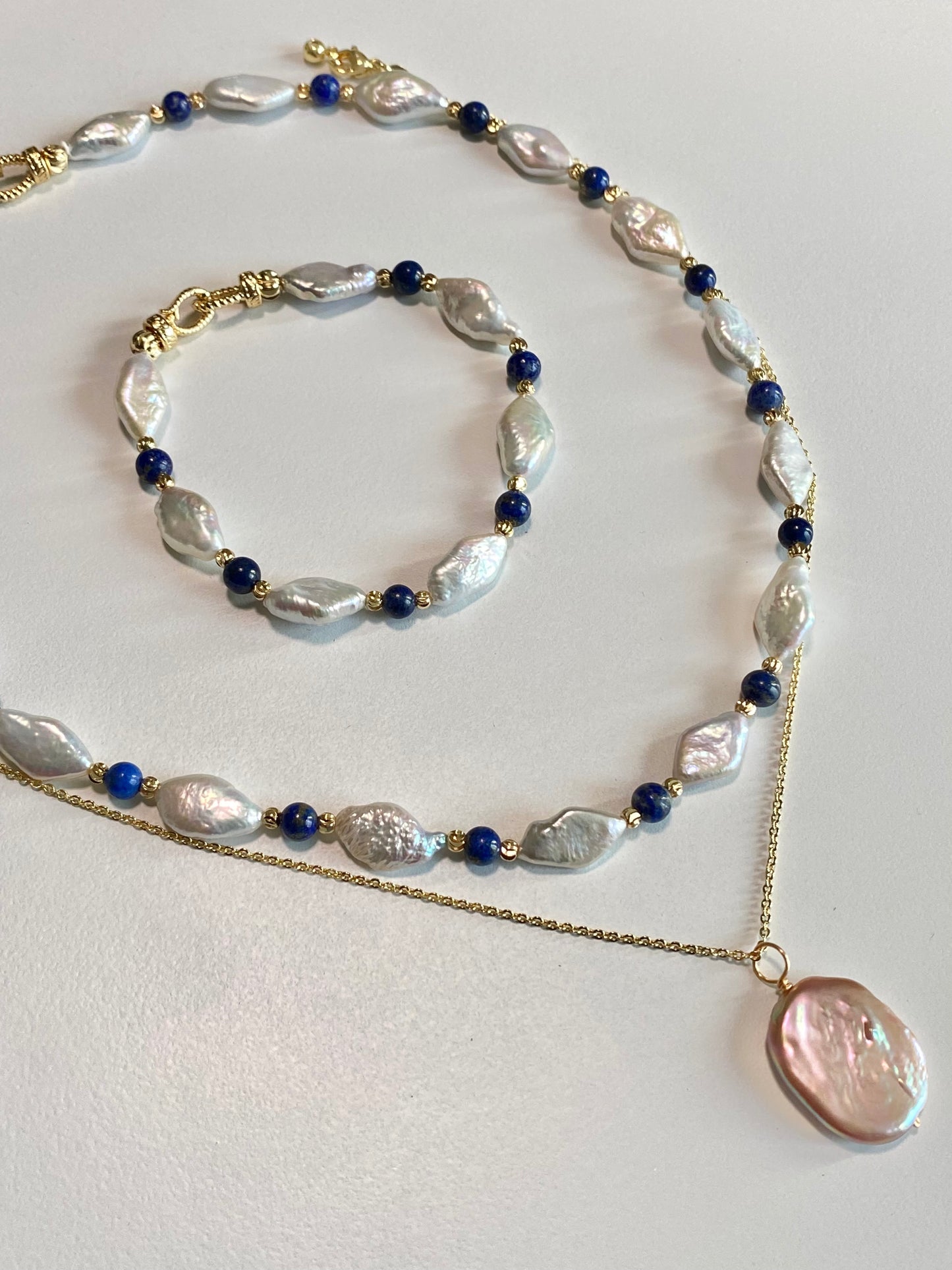 Porcelain Harmony: Unisex Gold-Set lapis lazuli & Pearl Jewelry Inspired by Ancient Art