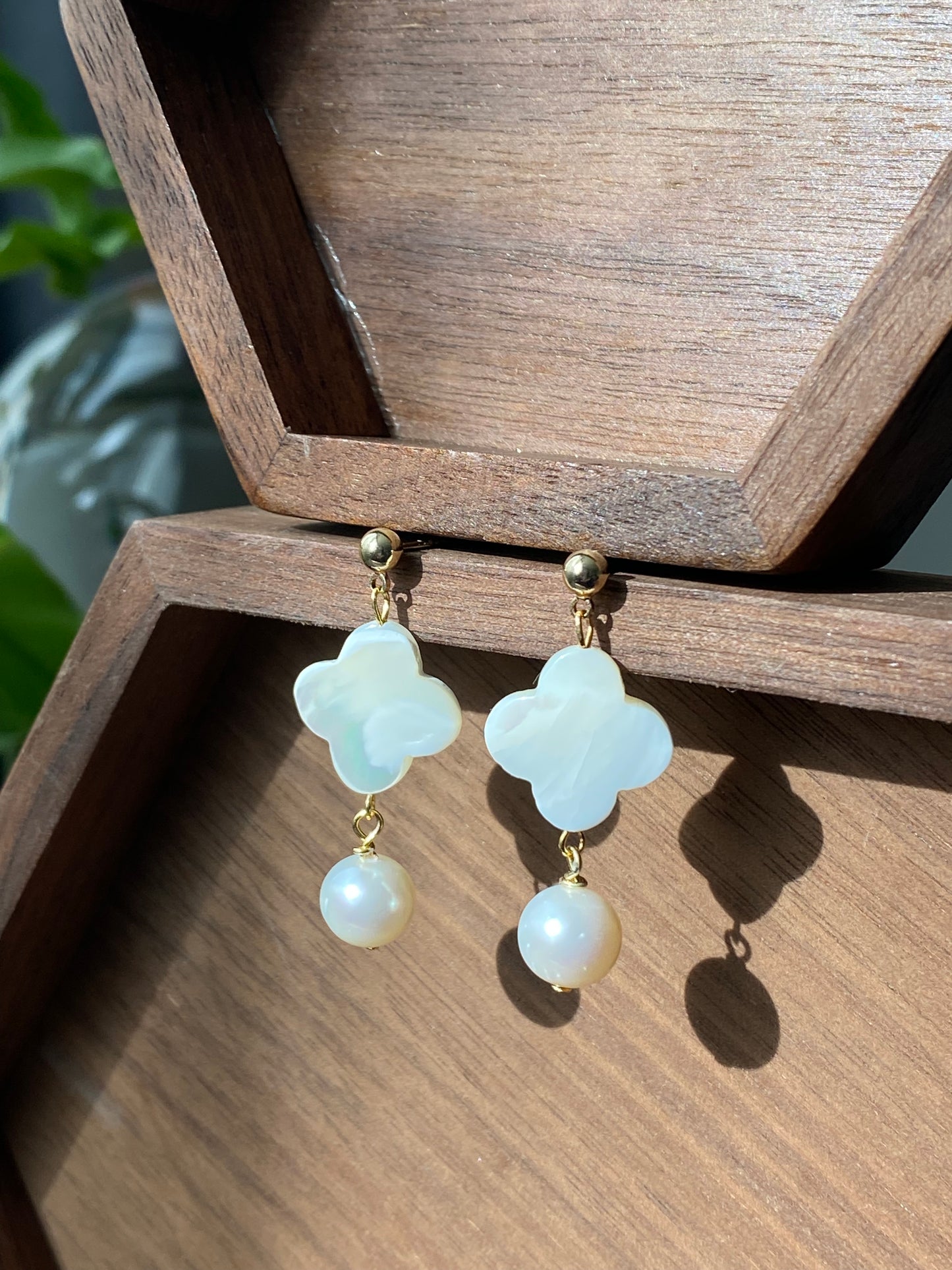 Natural Four-leaf clover,Lucky clover Mother of pearls, Freshwater Pearls Dangle  Drop earring