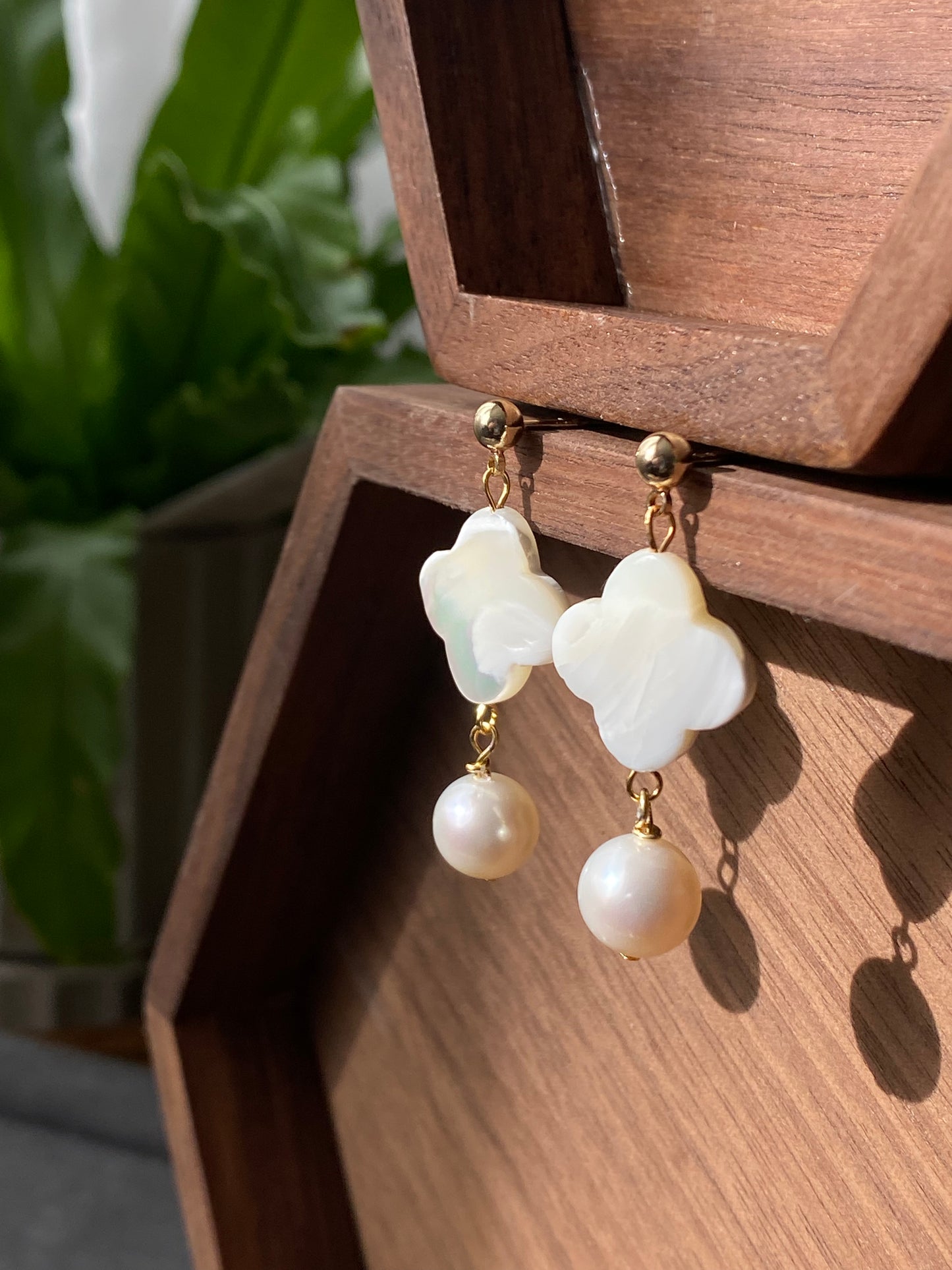 Natural Four-leaf clover,Lucky clover Mother of pearls, Freshwater Pearls Dangle  Drop earring