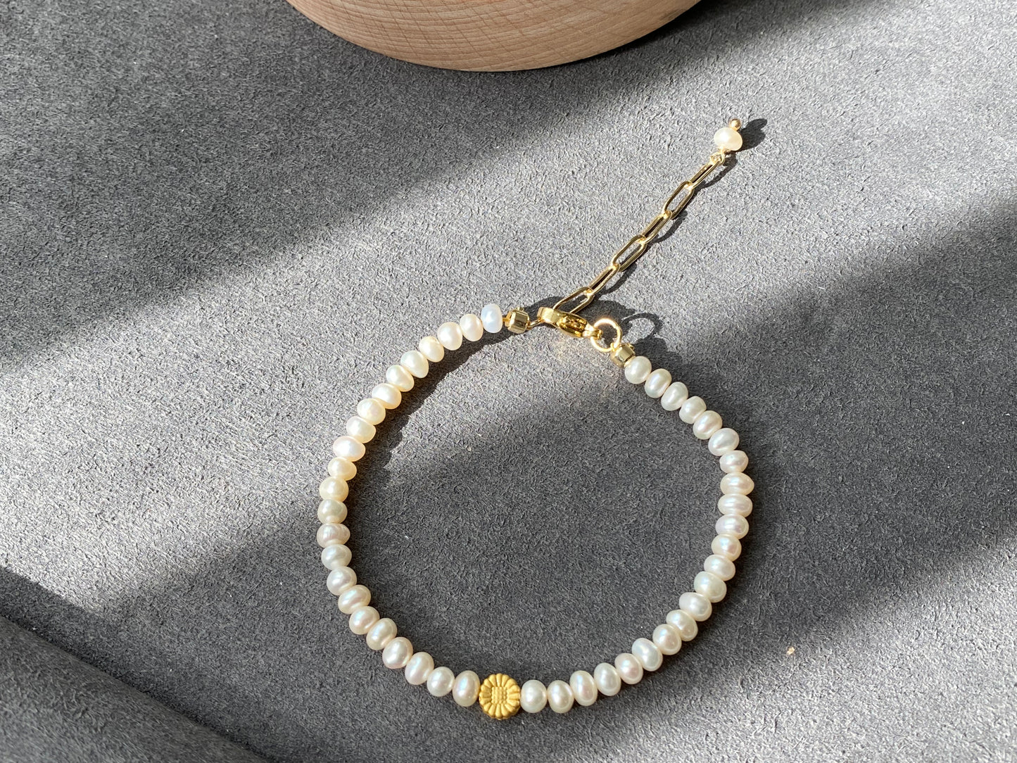 Natural Freshwater Pearls super shinning with cuty daisy Dainty  bracelet，handmade bracelet,Bridesmaid Gifts