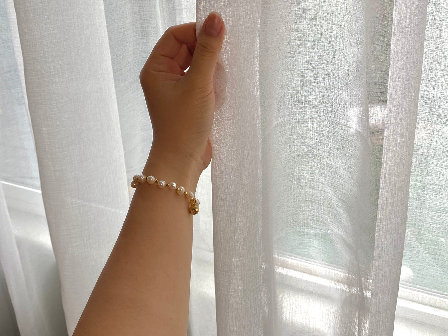 14k pearls bracelet with a cute bell，adjustable length