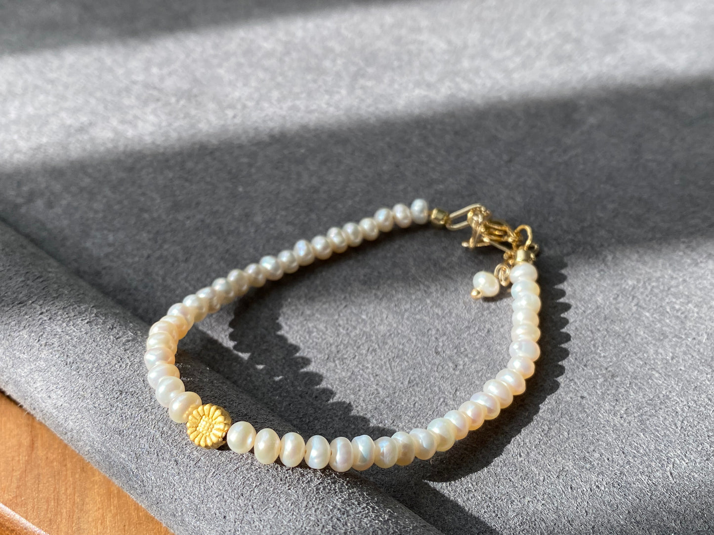 Natural Freshwater Pearls super shinning with cuty daisy Dainty  bracelet，handmade bracelet,Bridesmaid Gifts