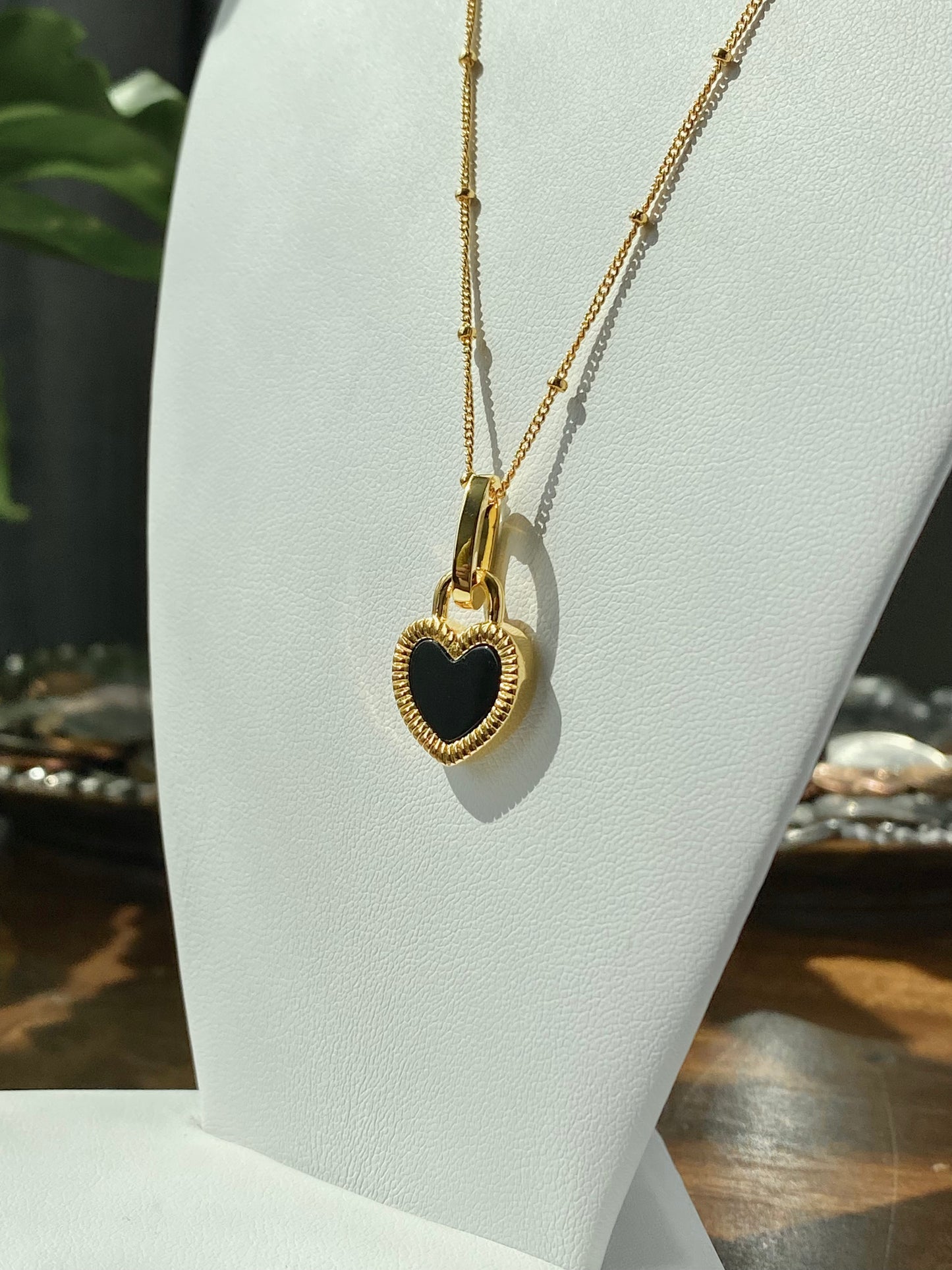 vintage heart shape 18k with black agate and mother of pearl necklace