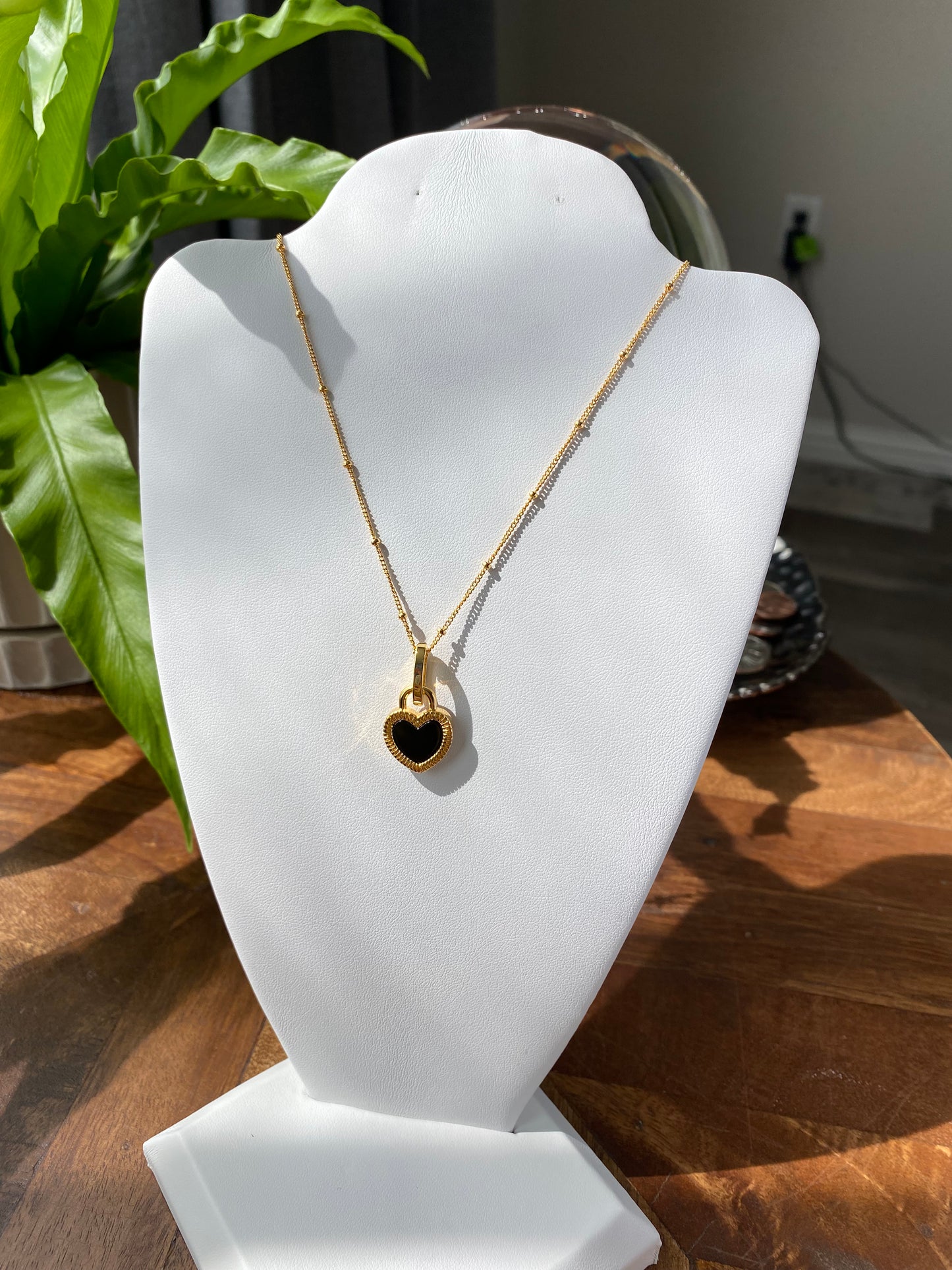 vintage heart shape 18k with black agate and mother of pearl necklace