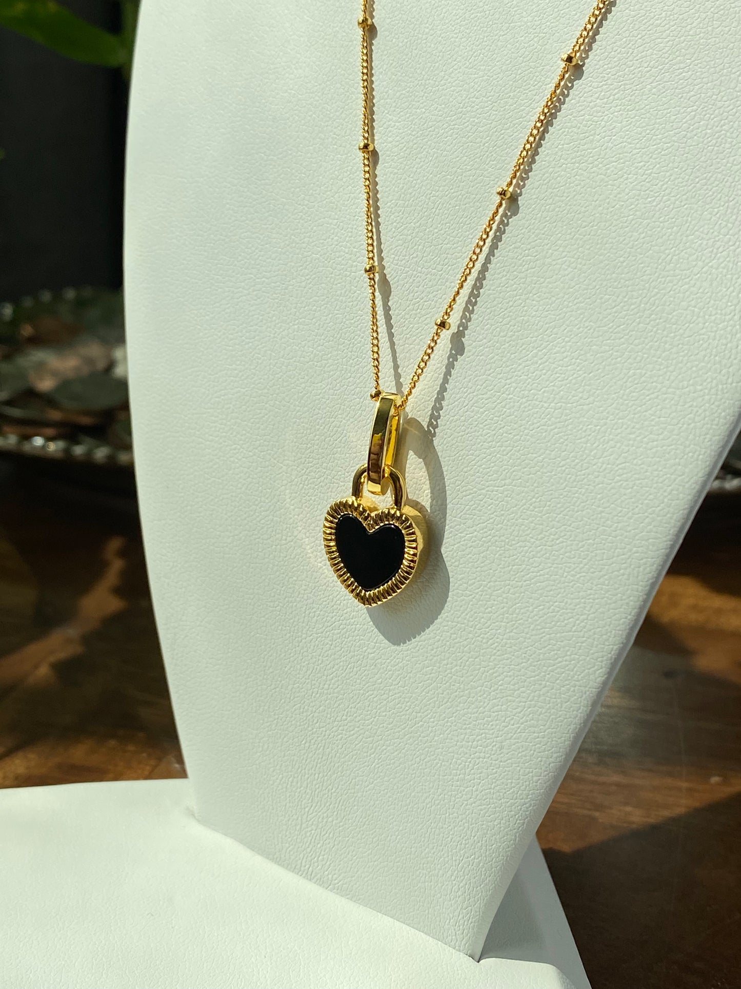 vintage heart shape 18k with black agate and mother of pearl necklace