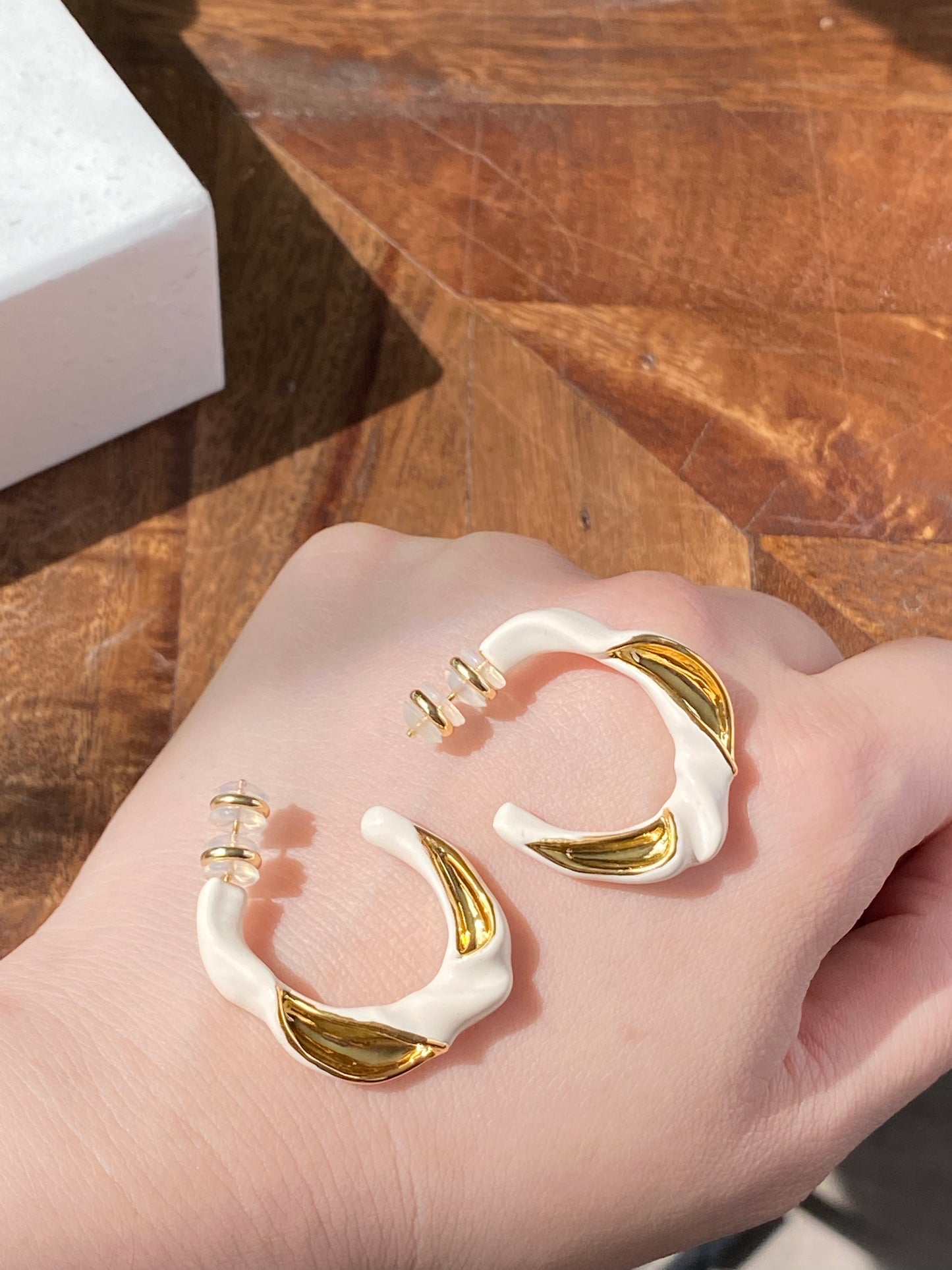 Enamel white super high quality earring 18k