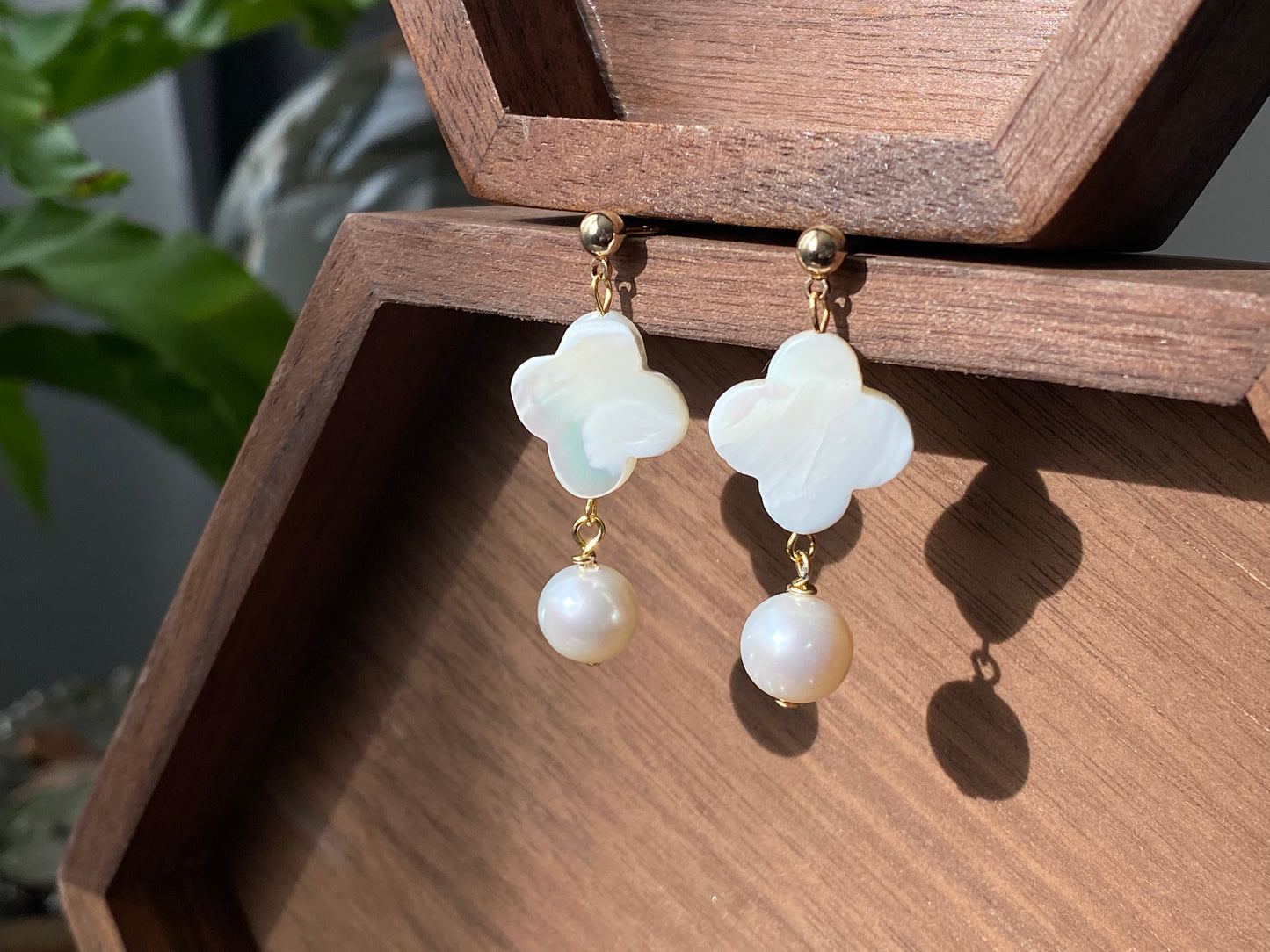 Natural Four-leaf clover,Lucky clover Mother of pearls, Freshwater Pearls Dangle  Drop earring